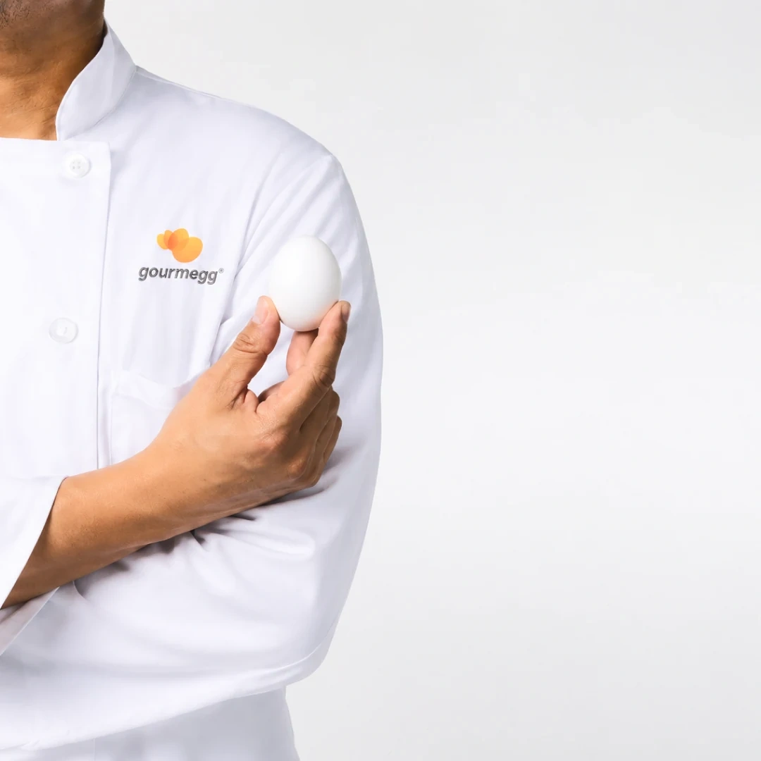 Chef con filipina Gourmegg sosteniendo un huevo