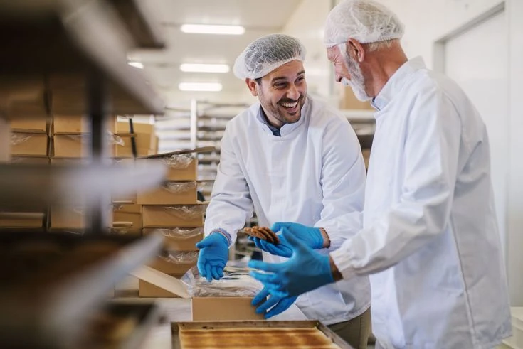 Personal de calidad en planta de alimentos