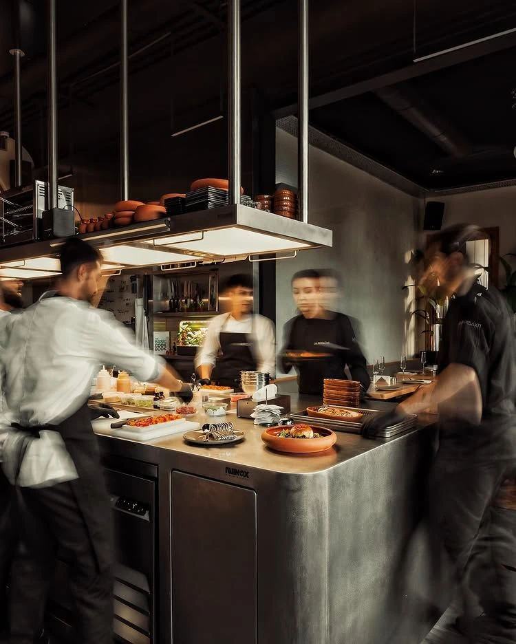 Cocina de restaurante en plena línea de servicio